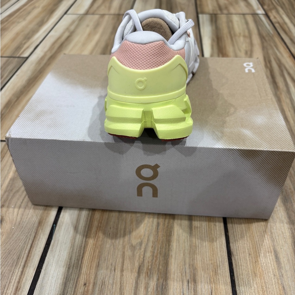 On Cloud Sneakers - Picture 3 of 8